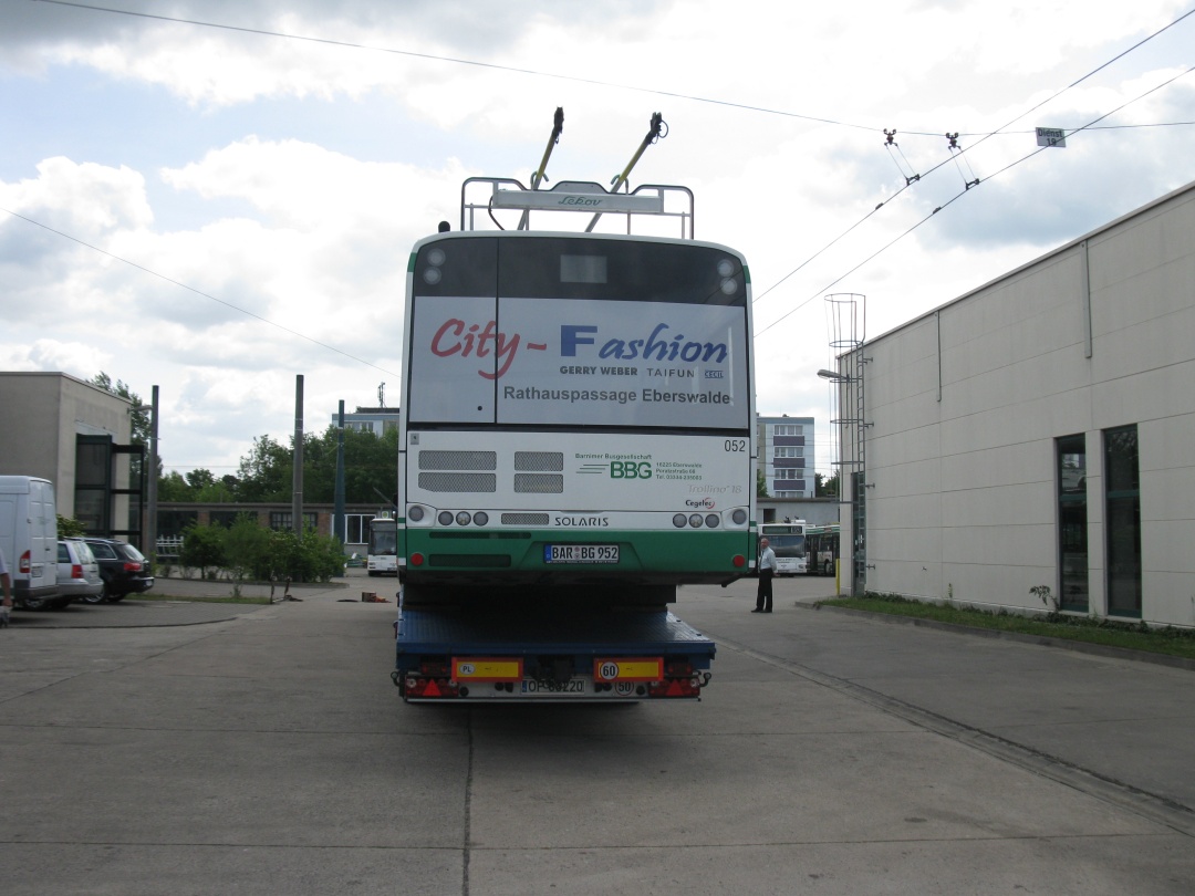 Der Gelenkobus 052 muss noch befestigt und gesichert werden.